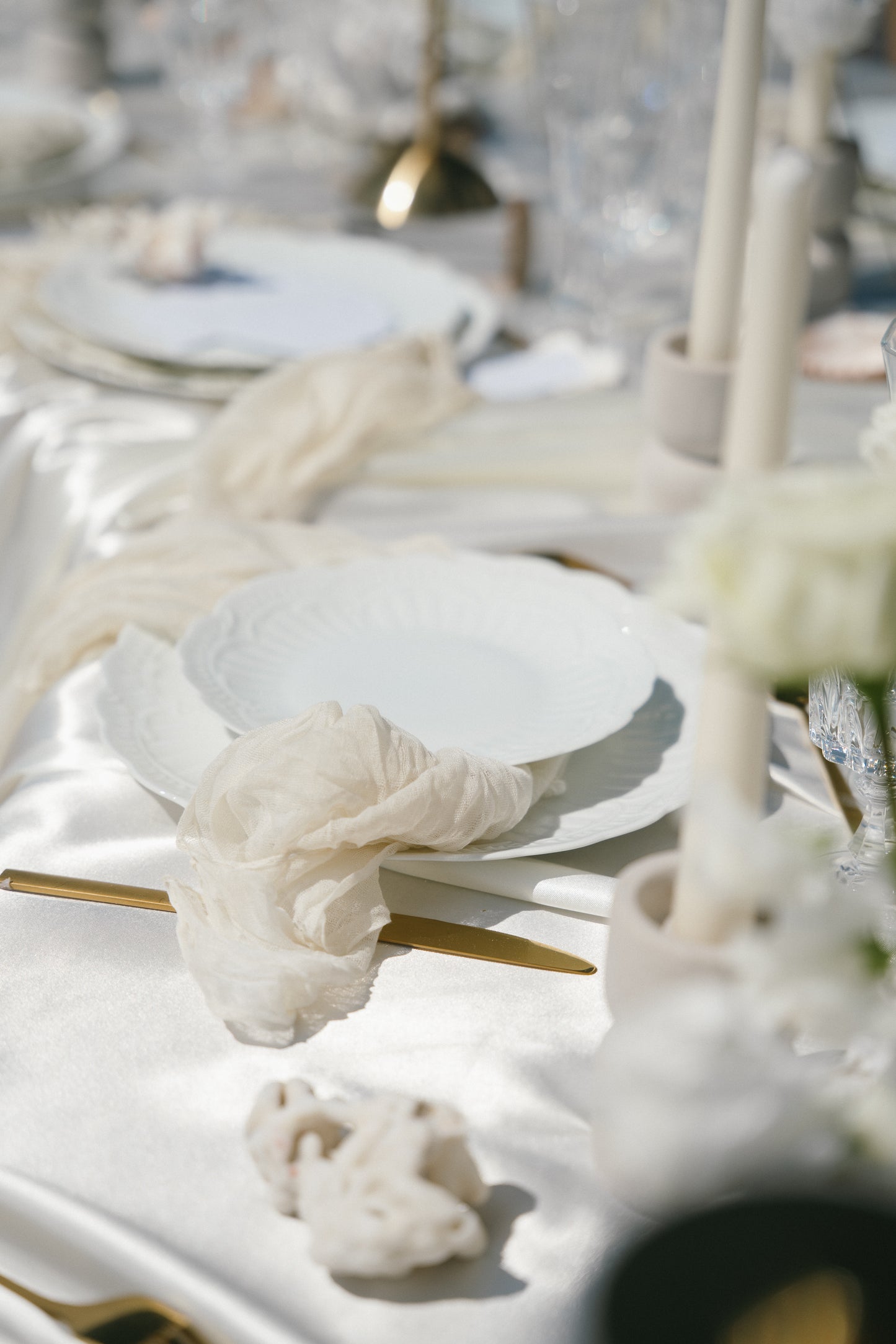 LOCATION Assiette plate blanche dentelée