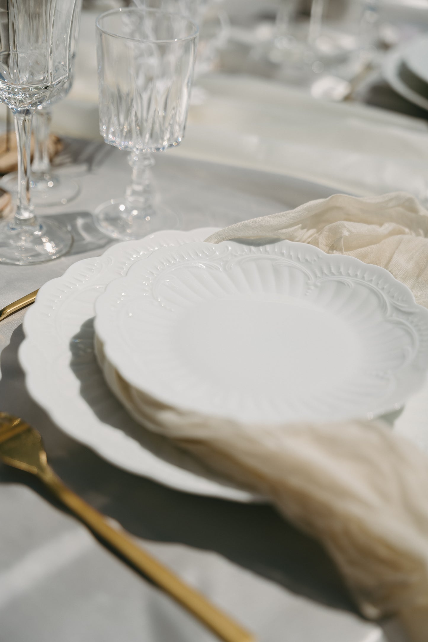 LOCATION Assiette plate blanche dentelée