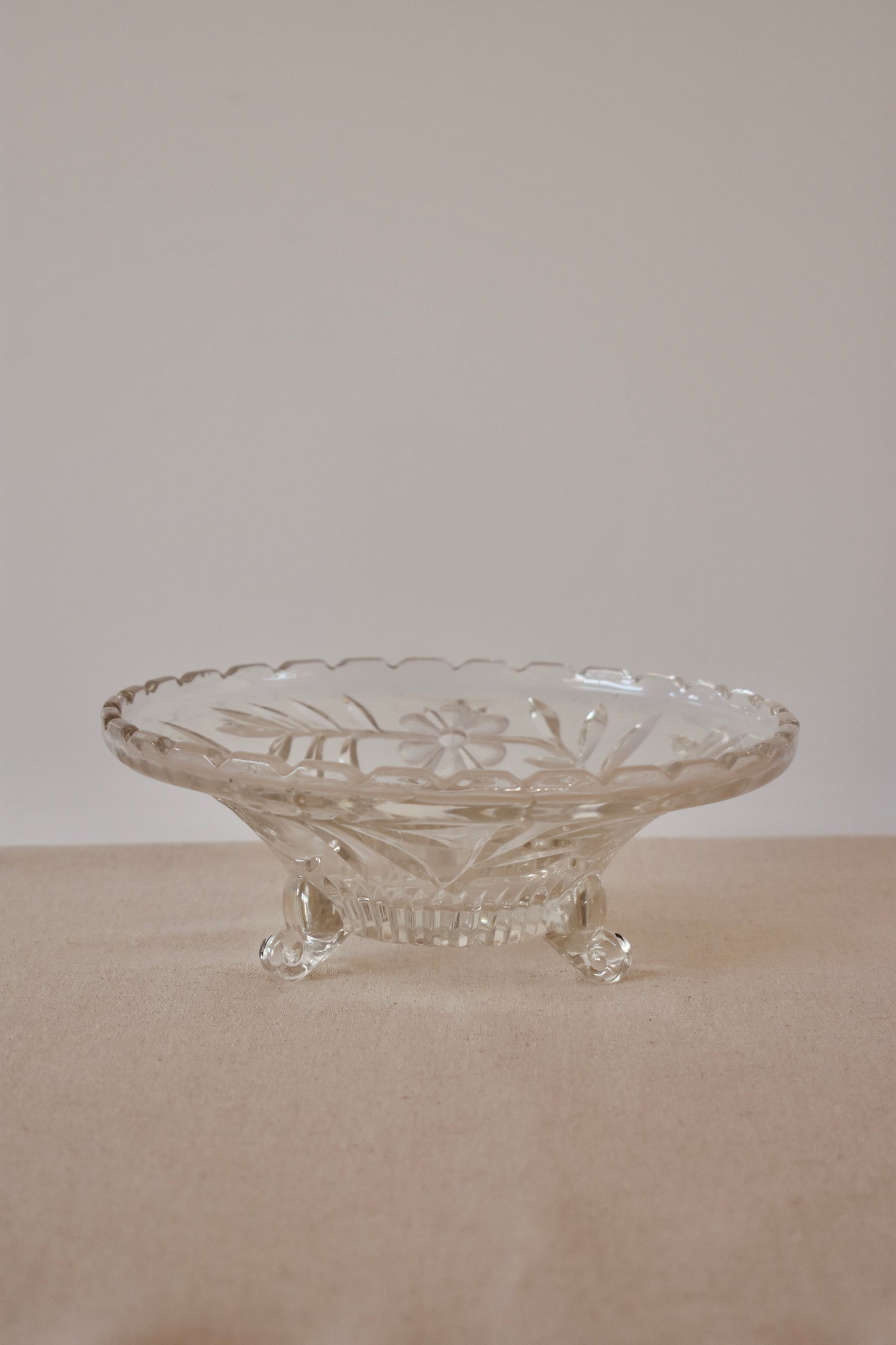 LOCATION Plat de présentation sur pied vintage en verre