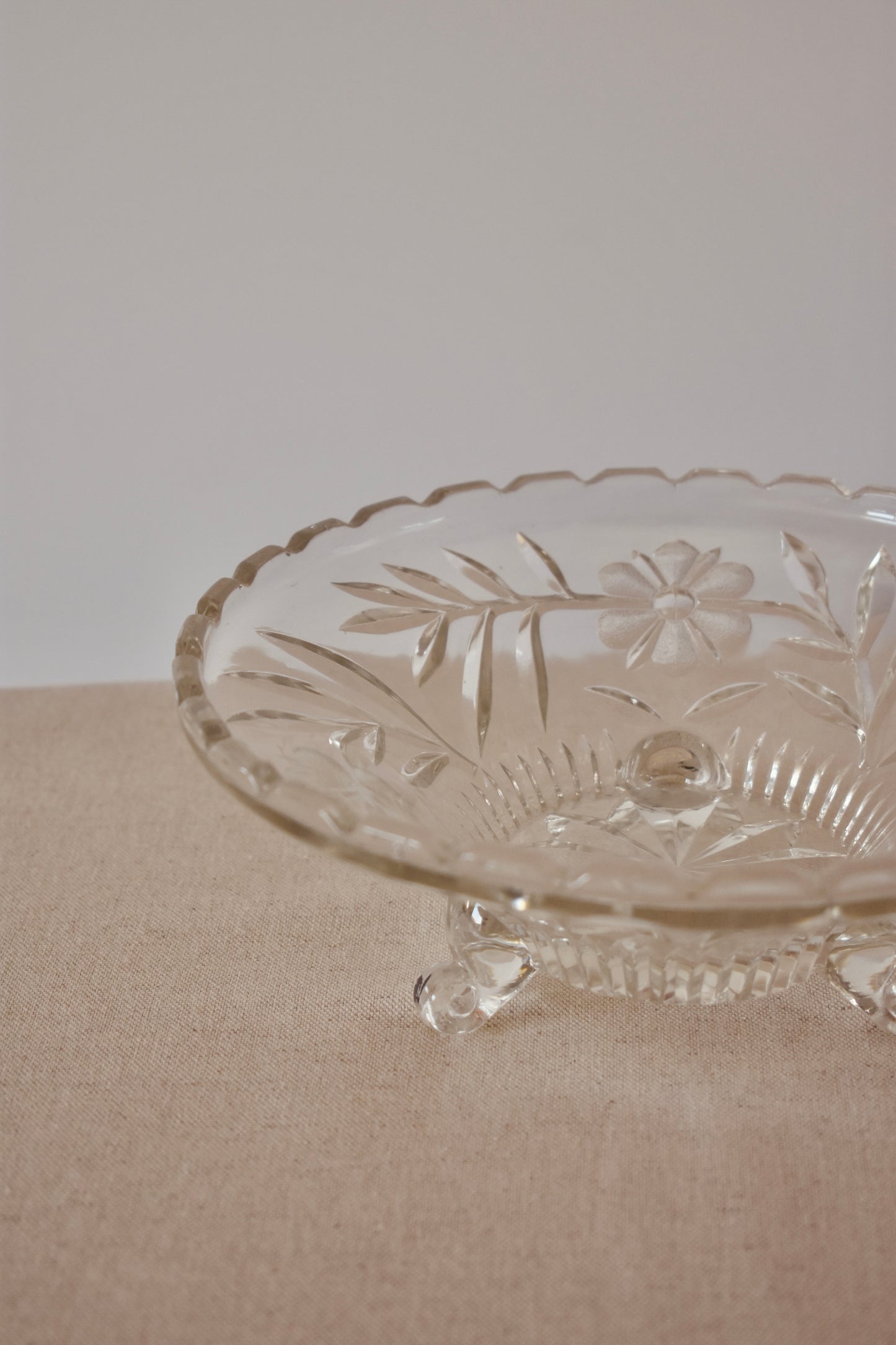 LOCATION Plat de présentation sur pied vintage en verre