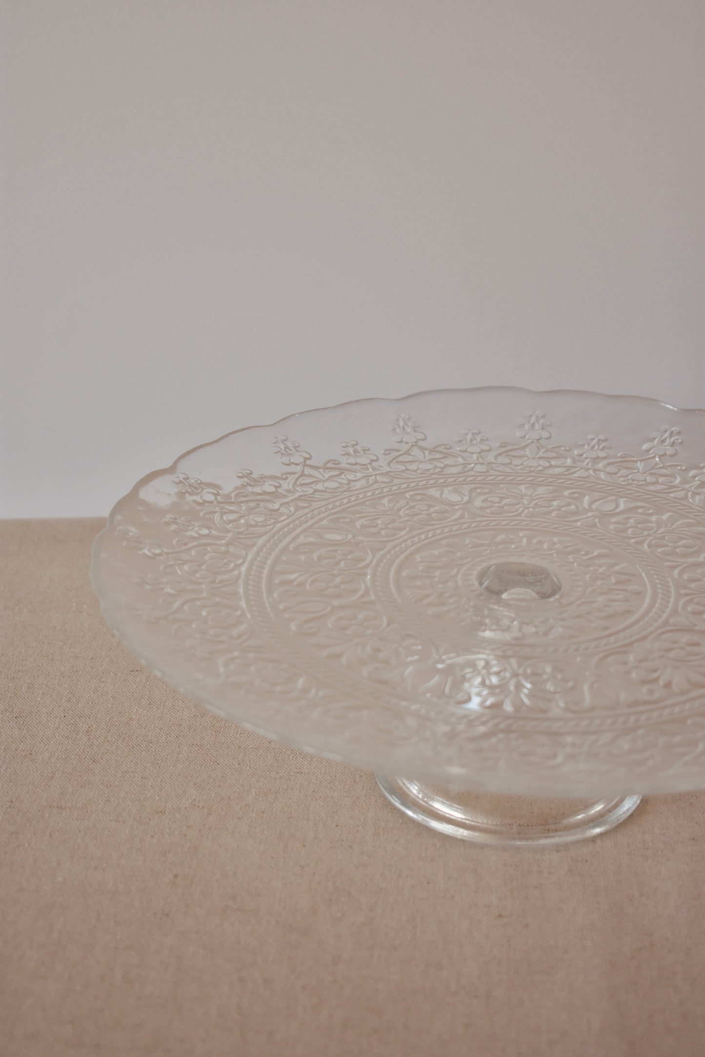 LOCATION Grand assiette de présentation sur pied vintage