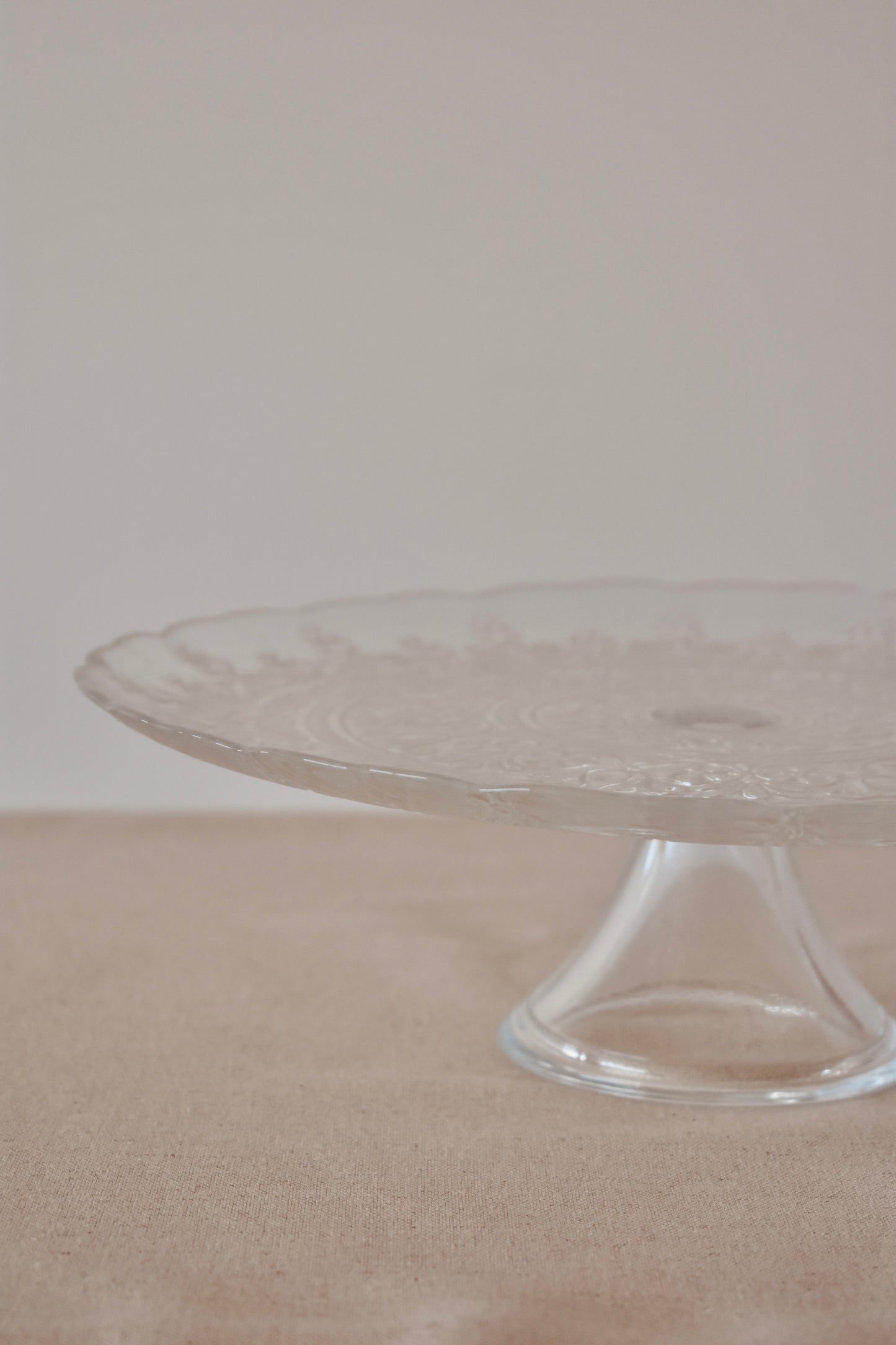 LOCATION Grand assiette de présentation sur pied vintage