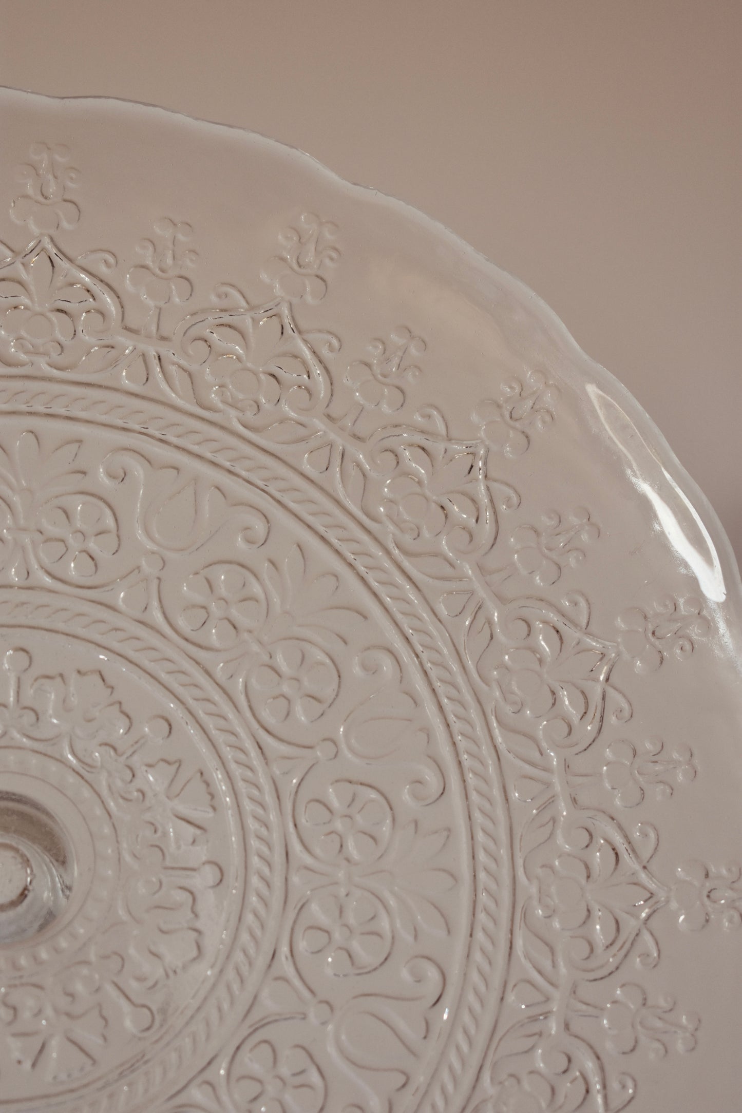 LOCATION Grand assiette de présentation sur pied vintage
