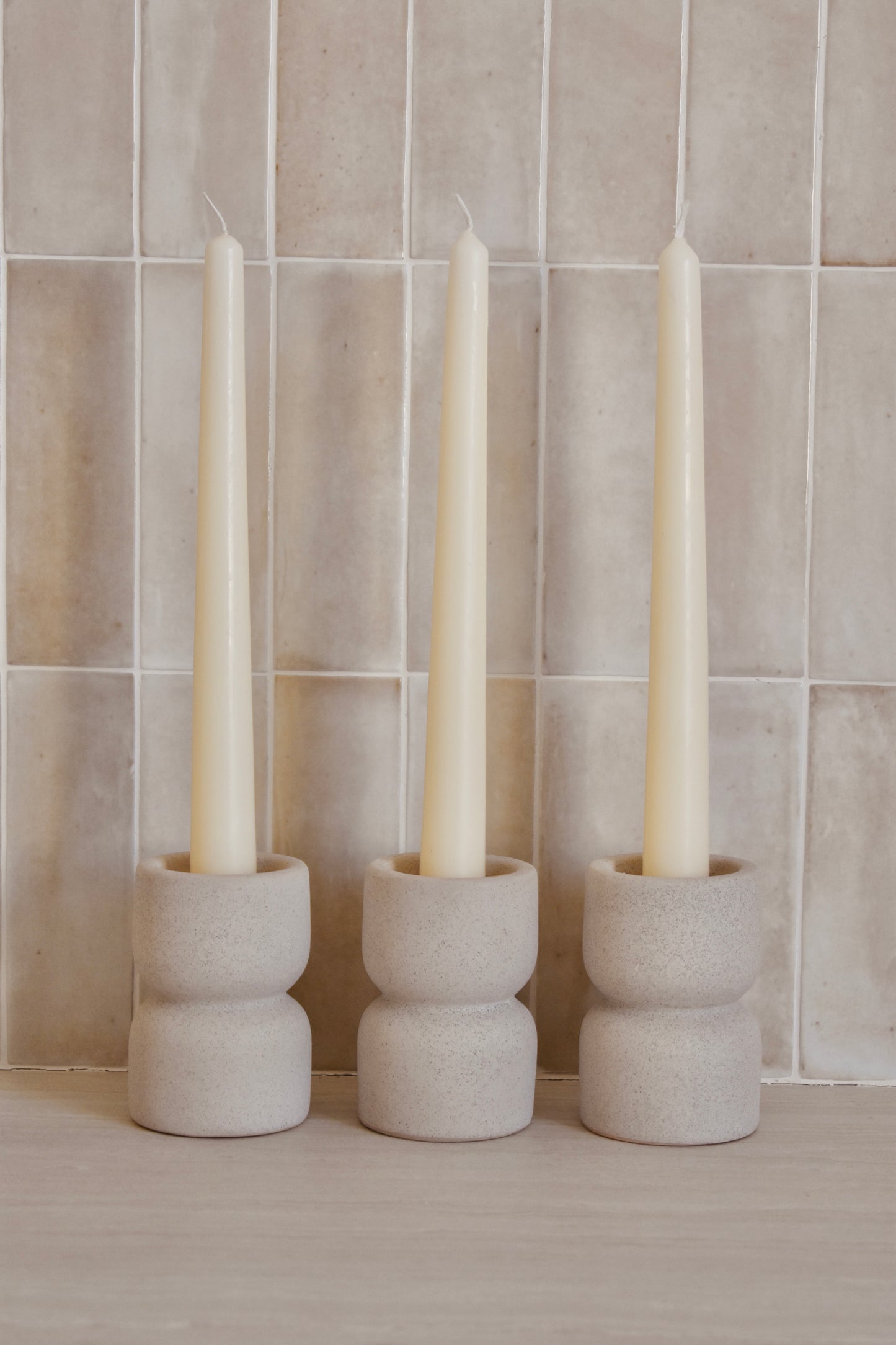 LOCATION Bougeoir chandelier "cierge" aspect beton gris clair