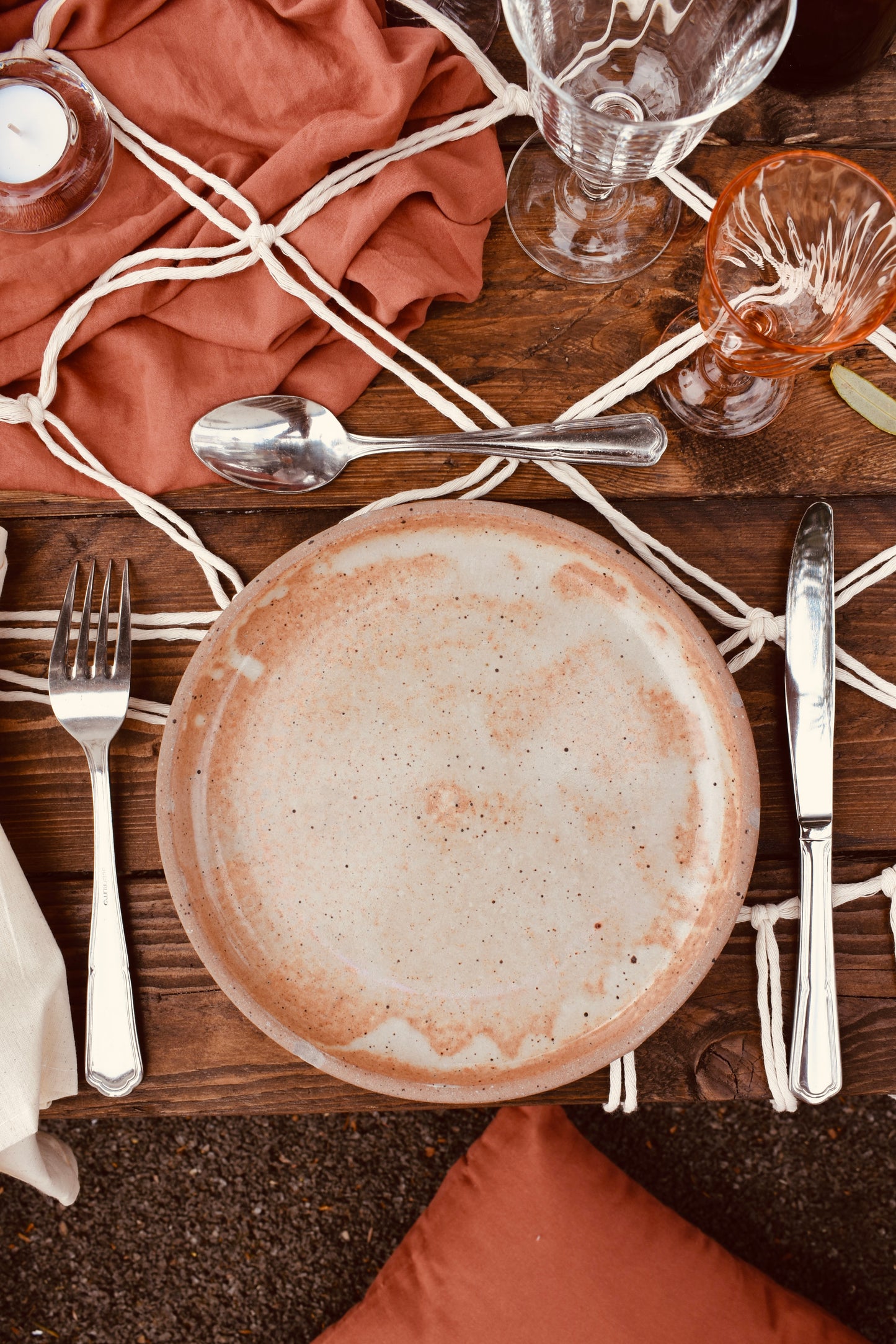 LOCATION Petite assiette en terre cuite