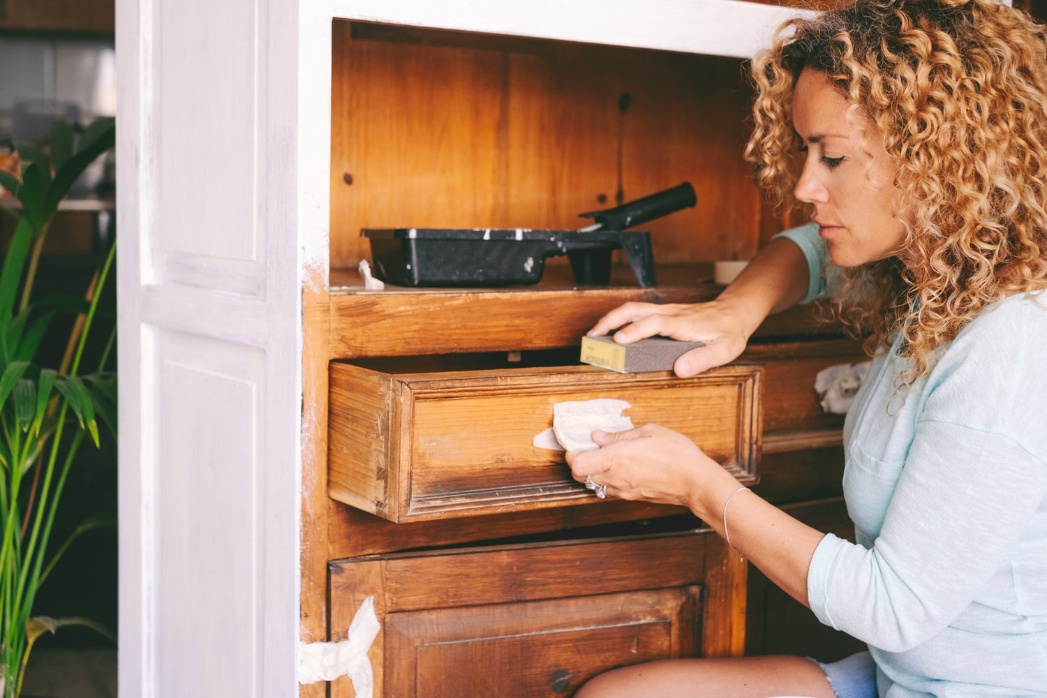 femme qui rénove un meuble ancien