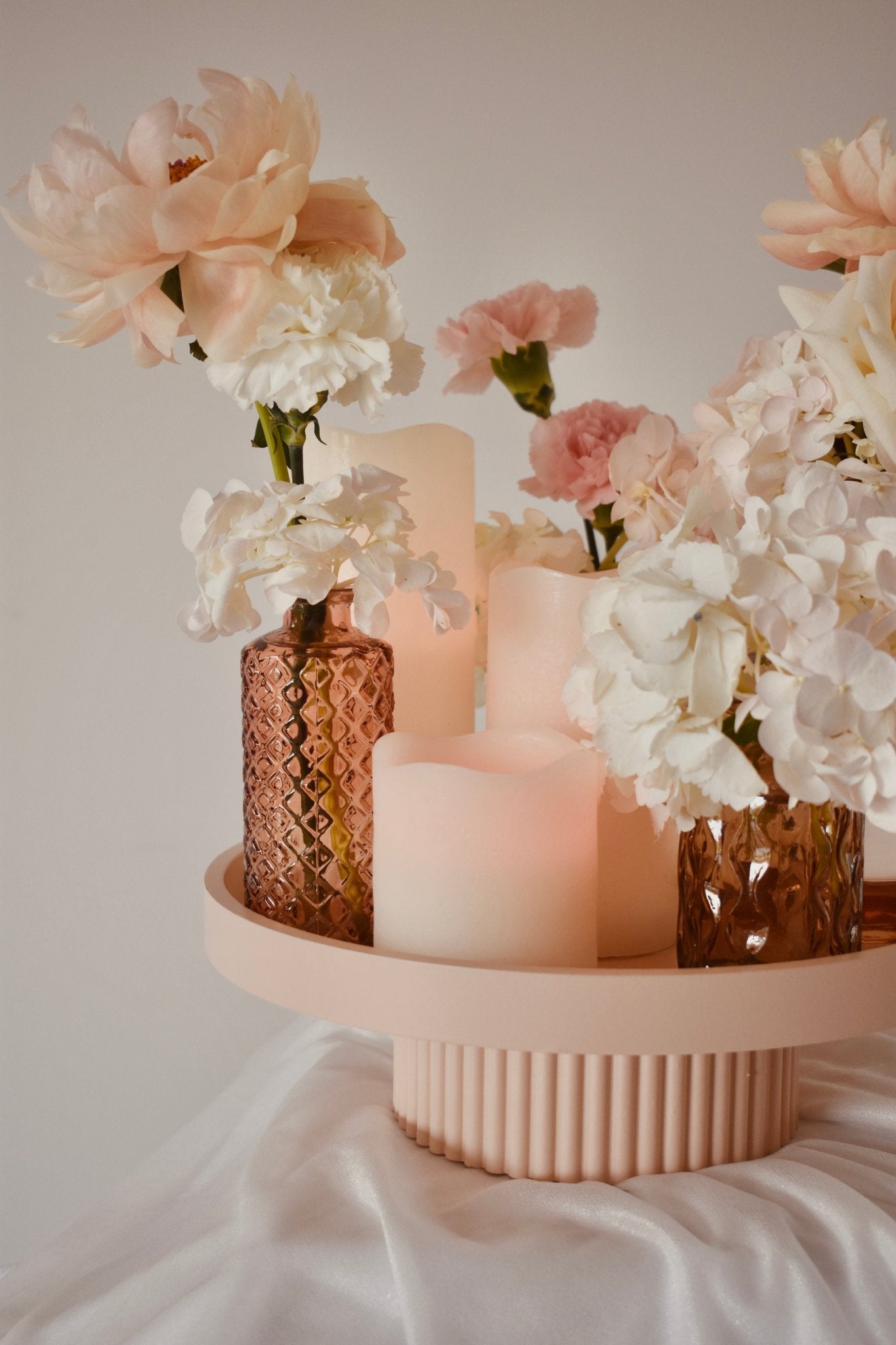 Présentoir à gâteau en bois cannelé rose pale - Studio Nuptia