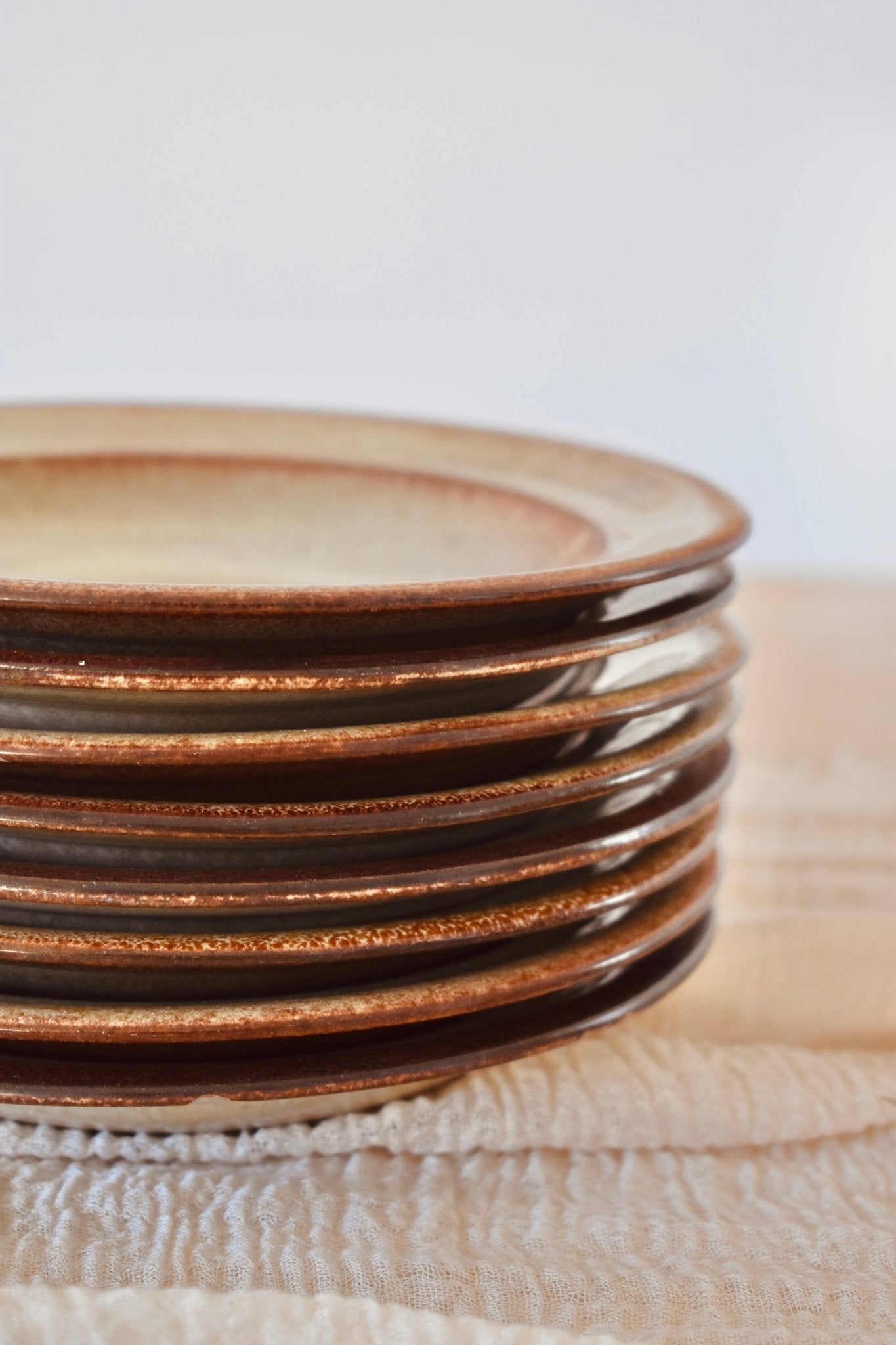 Service de 8 petites assiettes beige et marron mélangés « BASILE » - La Recyclerie LS