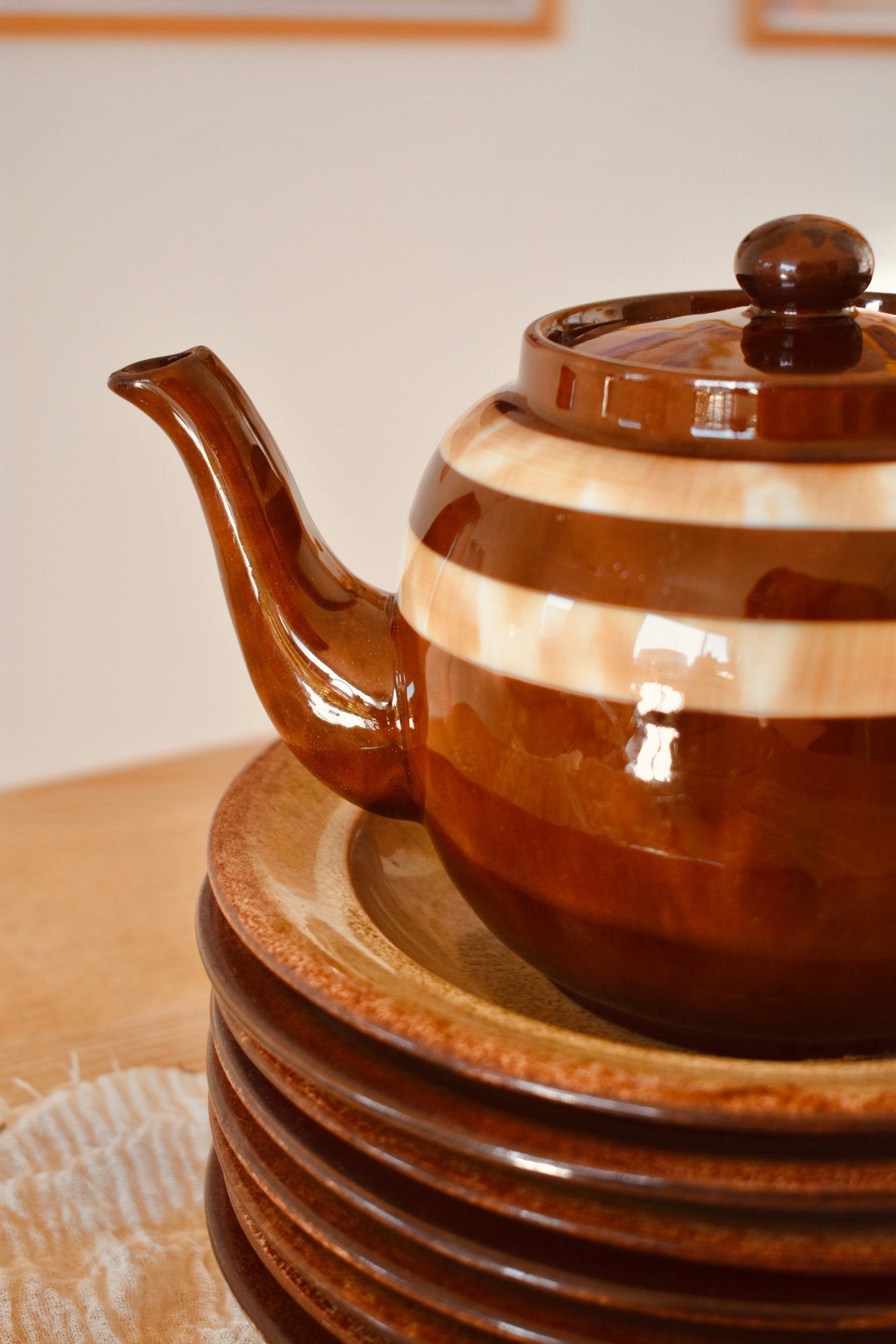 Service de 8 petites assiettes beige et marron mélangés « BASILE » - La Recyclerie LS