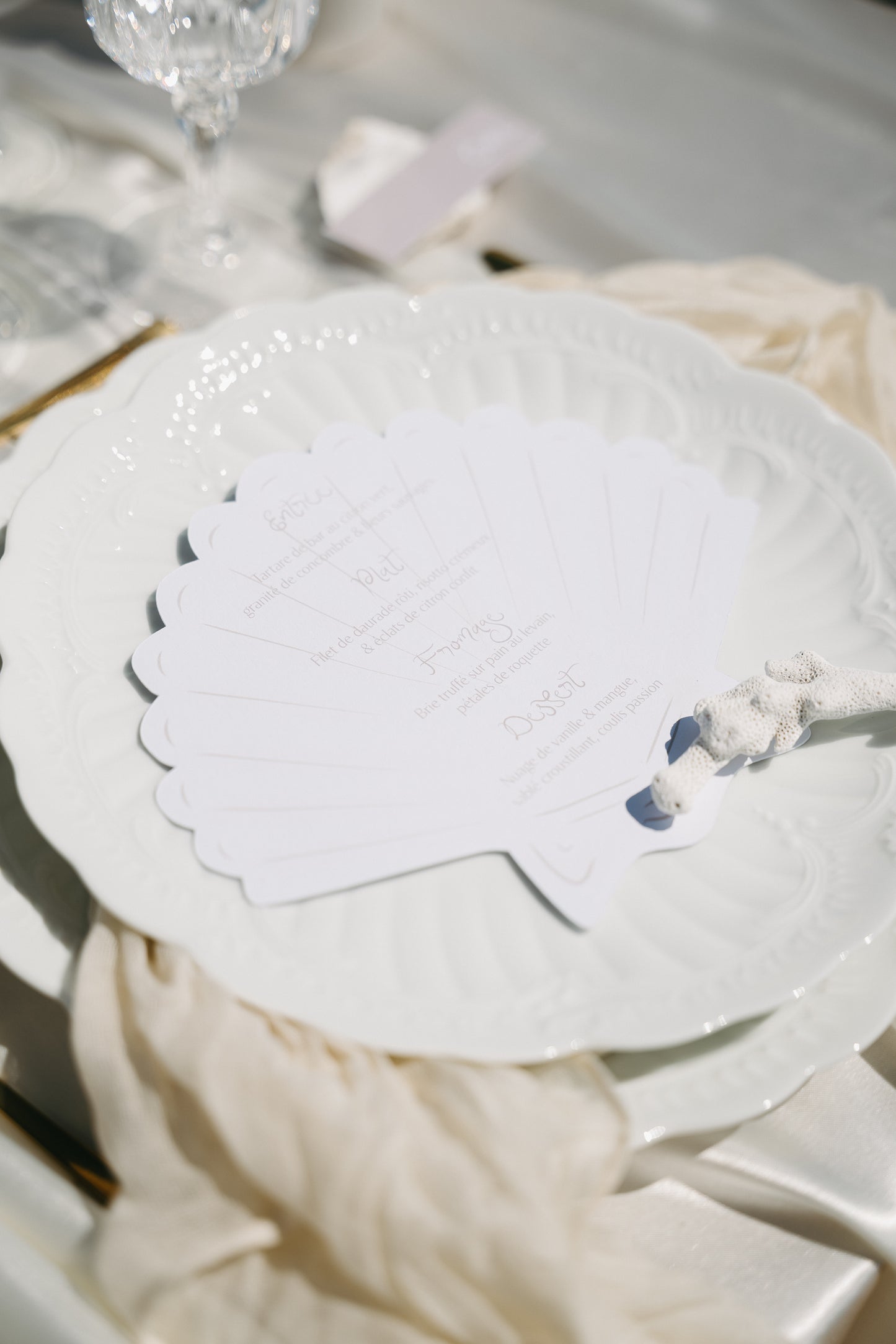 LOCATION Assiette plate blanche dentelée