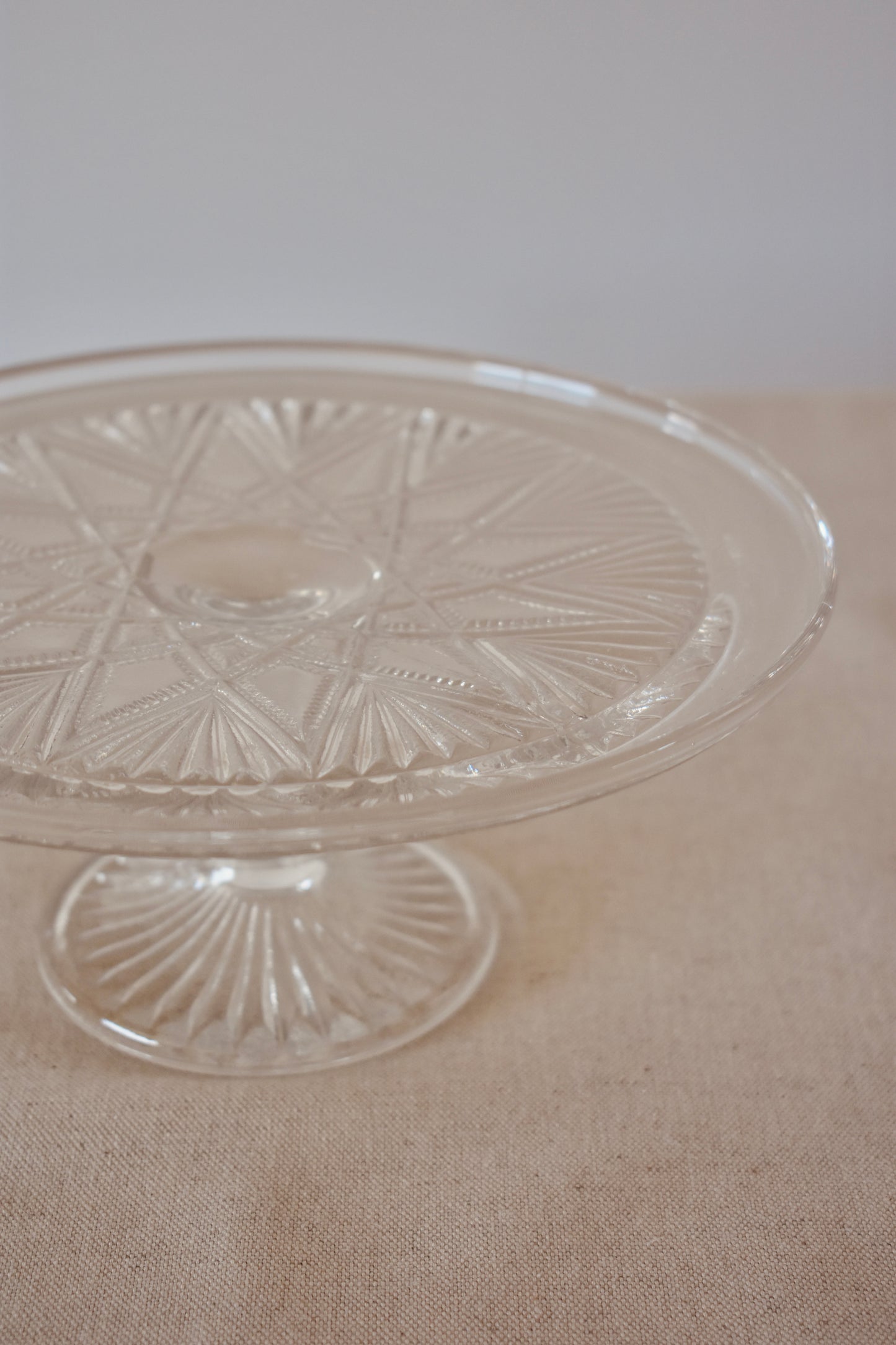 LOCATION Assiette de présentation sur pied vintage