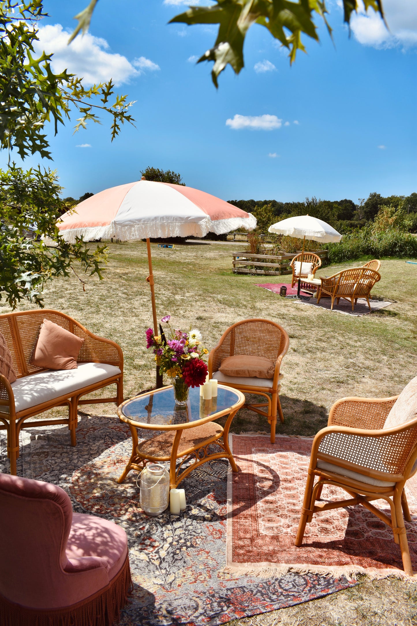LOCATION Parasol rose et blanc à franges