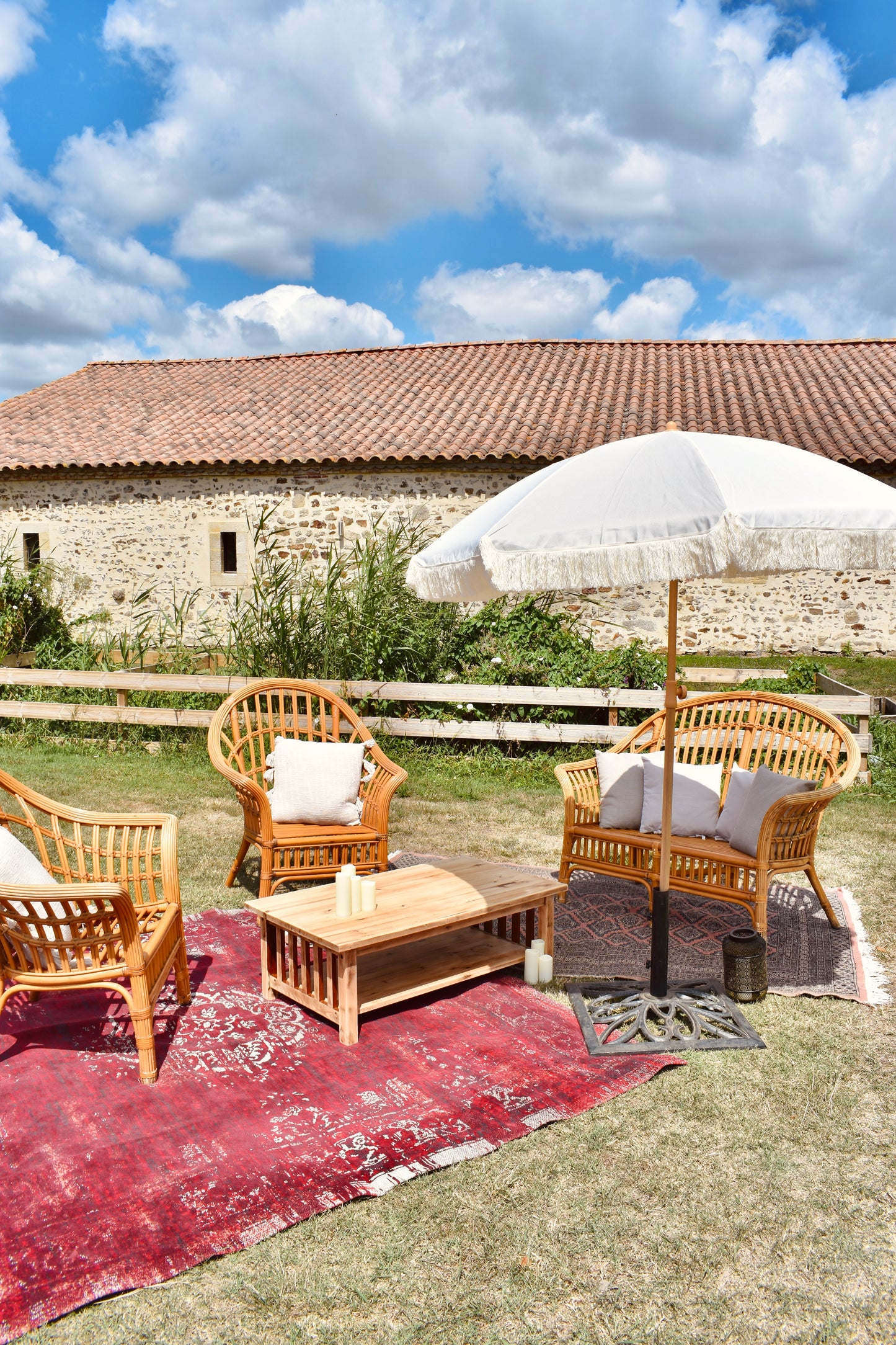 LOCATION Parasol beige et blanc à franges