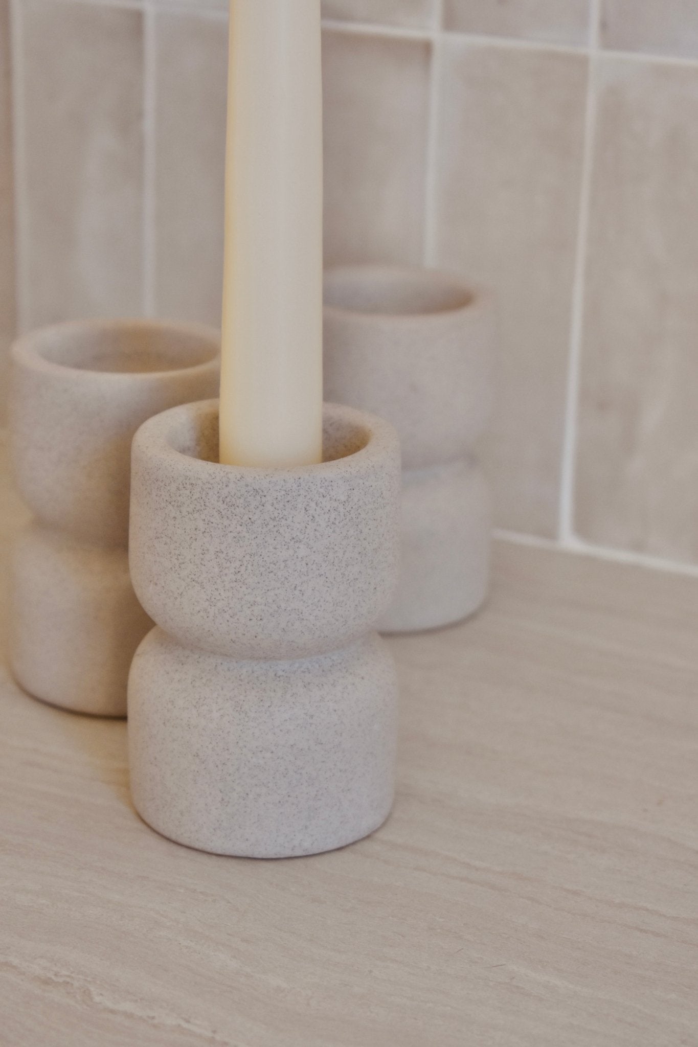Bougeoir chandelier "cierge" aspect beton gris clair - Studio Nuptia