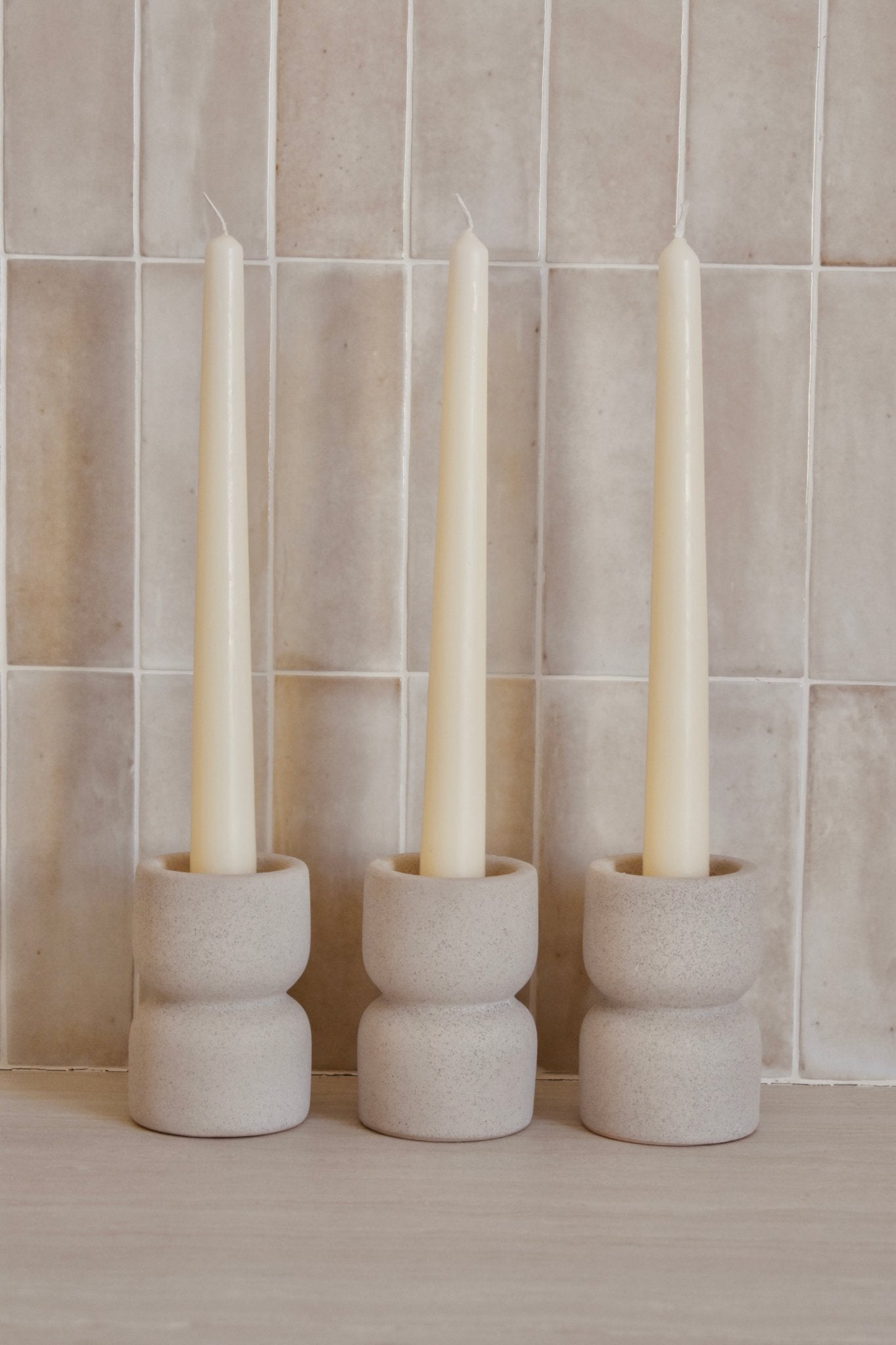 Bougeoir chandelier "cierge" aspect beton gris clair - Studio Nuptia