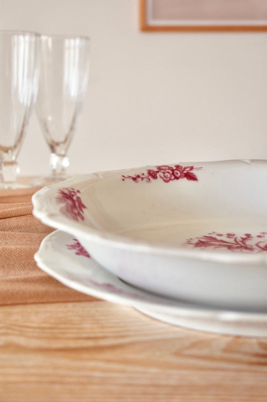 Grand plat creux en porcelaine française blanche à fleurs roses « PIVOINES » - La Recyclerie LS