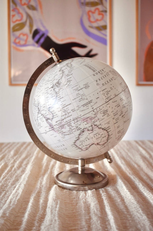LOCATION Globe terrestre sur pied blanc - La Recyclerie LS