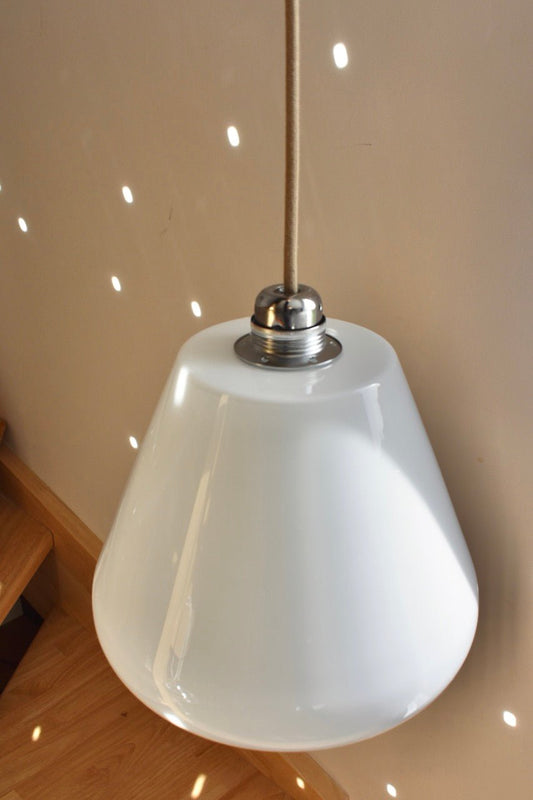Luminaire suspension en verre blanc vintage « POIRE » - La Recyclerie LS