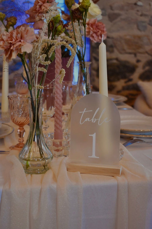 Numéro de table arche transparent et blanc - Studio Nuptia