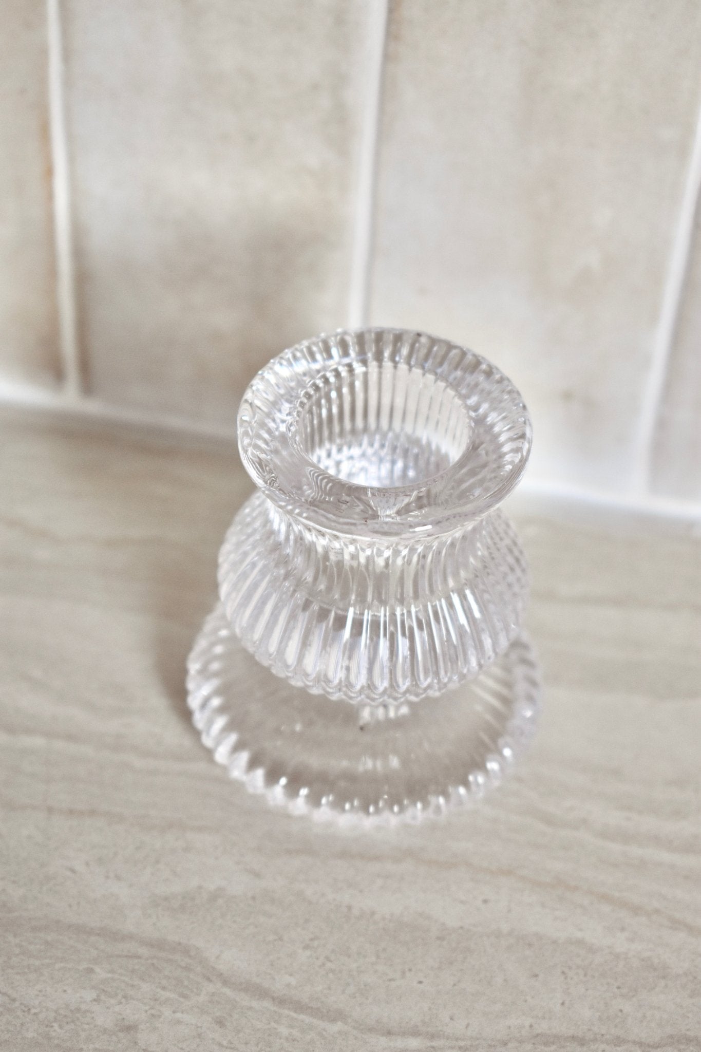 Petit bougeoir sur pied en verre strié "LOUIS" - Studio Nuptia