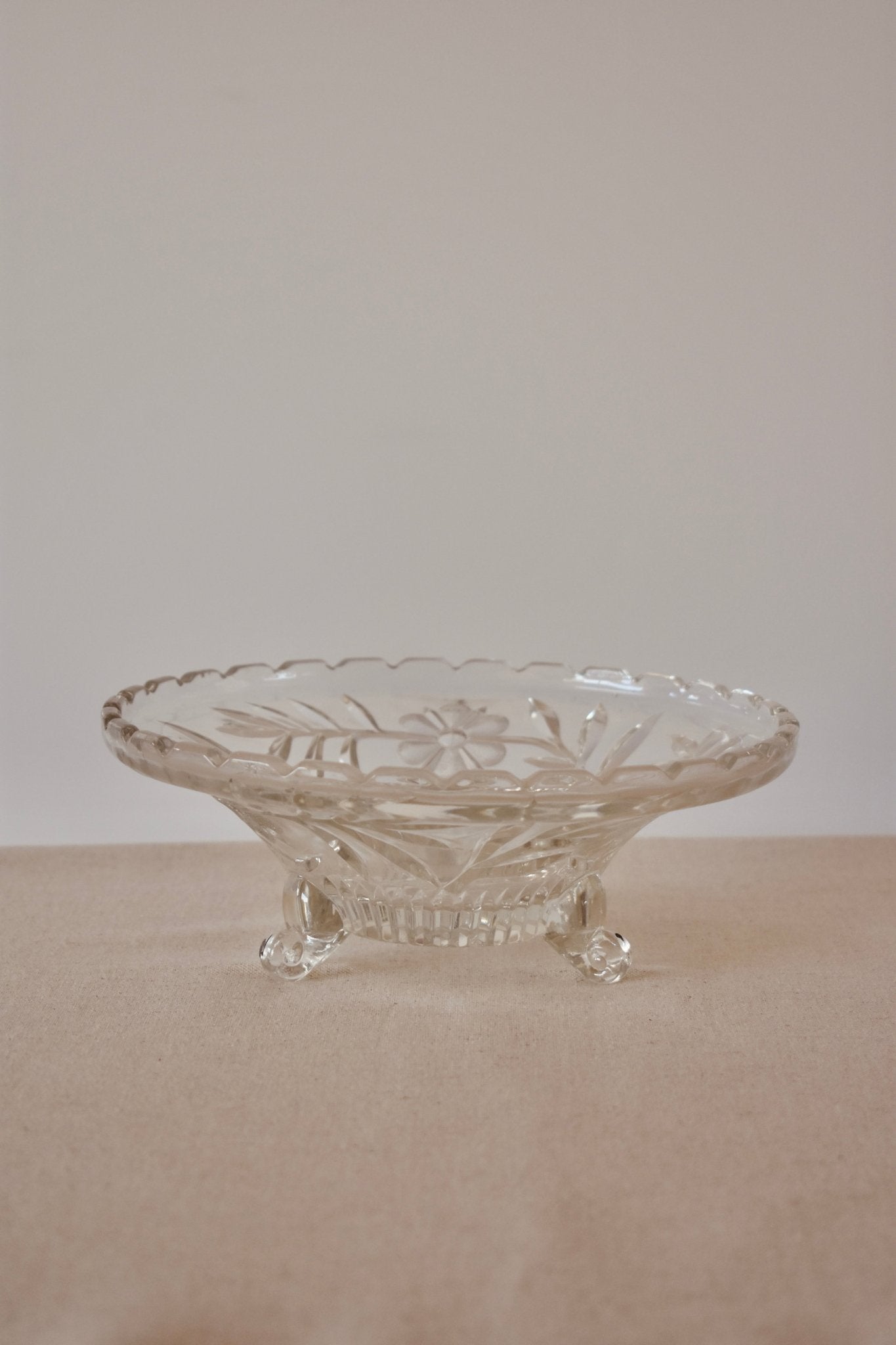 Plat de présentation sur pied vintage en verre - Studio Nuptia