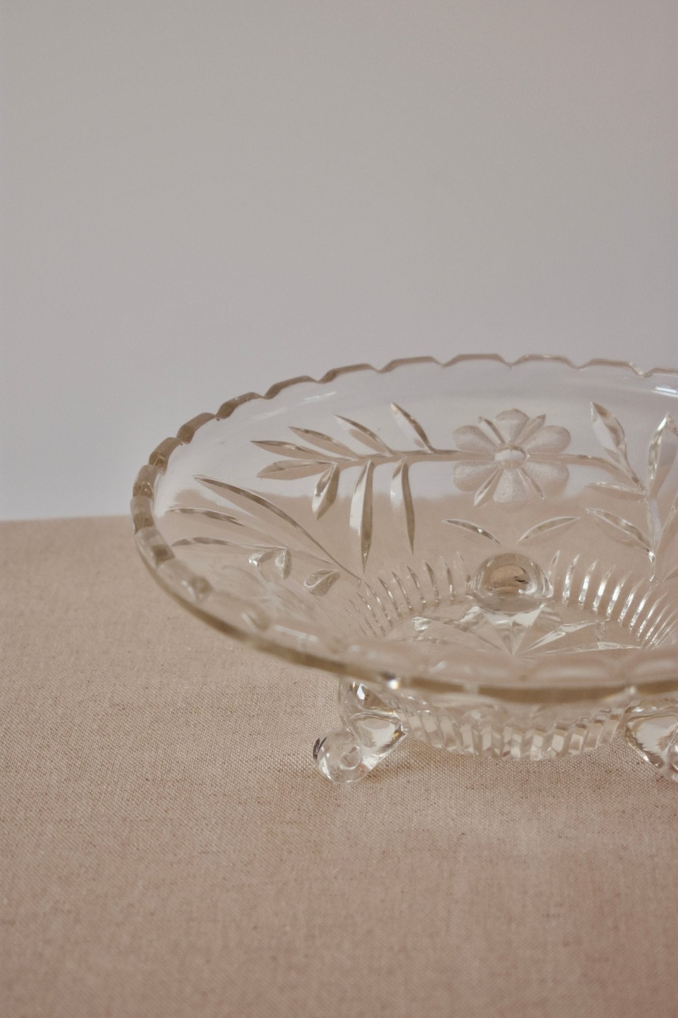 Plat de présentation sur pied vintage en verre - Studio Nuptia