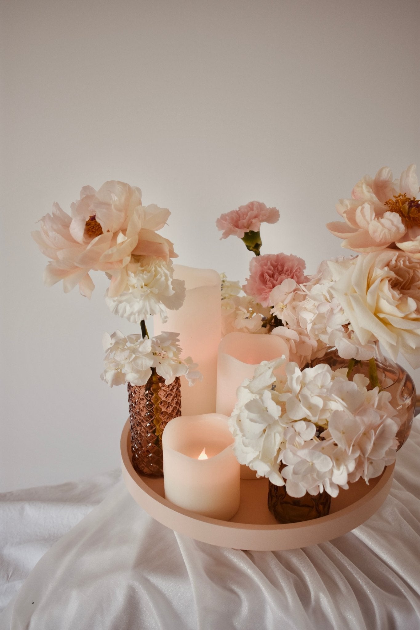 Présentoir à gâteau en bois cannelé rose pale - Studio Nuptia