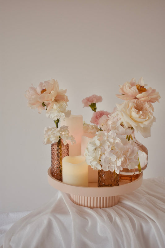 Présentoir à gâteau en bois cannelé rose pale - Studio Nuptia