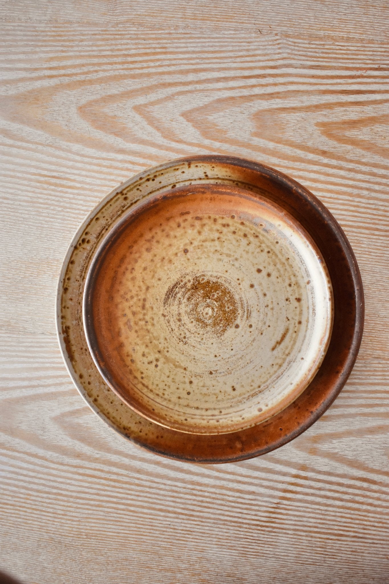 Service de 10 petites assiettes en grès beige et marron mouchetées « SIMONE » - La Recyclerie LS