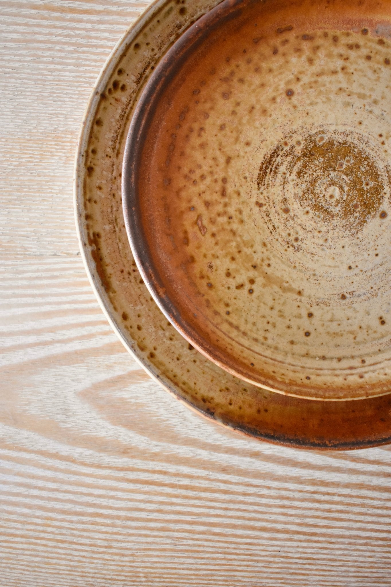 Service de 10 petites assiettes en grès beige et marron mouchetées « SIMONE » - La Recyclerie LS