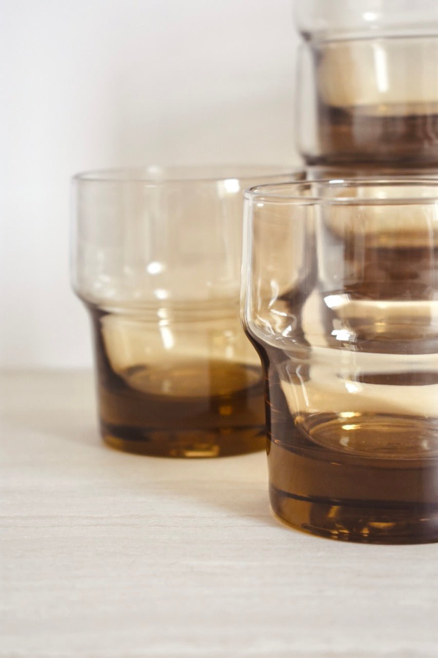 Service de 5 verres à eau fumés « SEVENTIES » - La Recyclerie LS