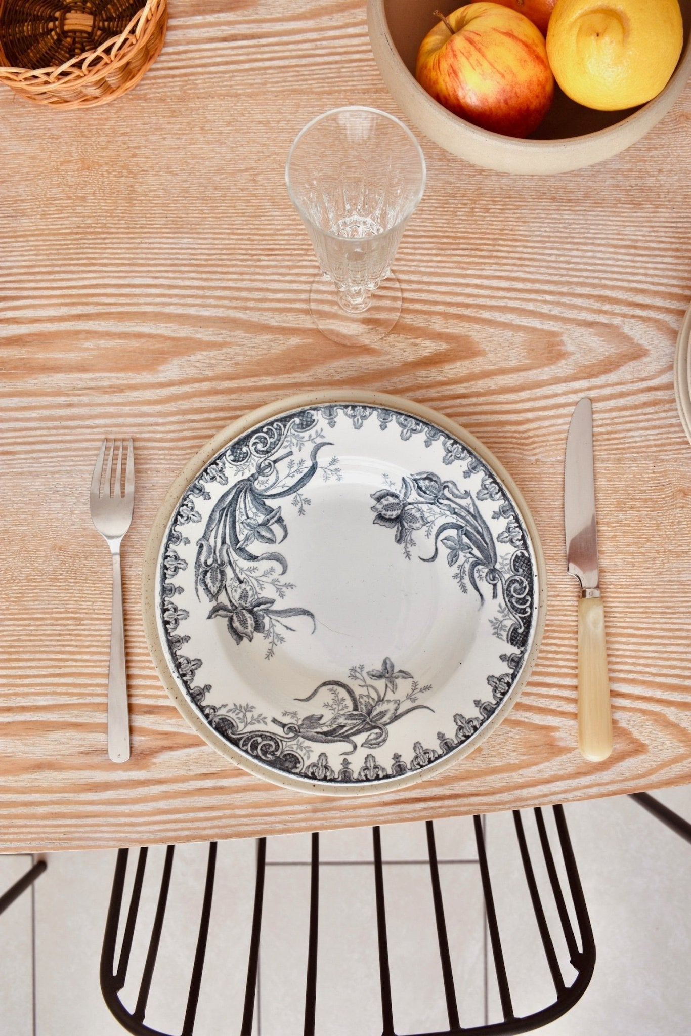 Service de 6 assiettes creuses blanches à fleurs noires « IRIS » - La Recyclerie LS