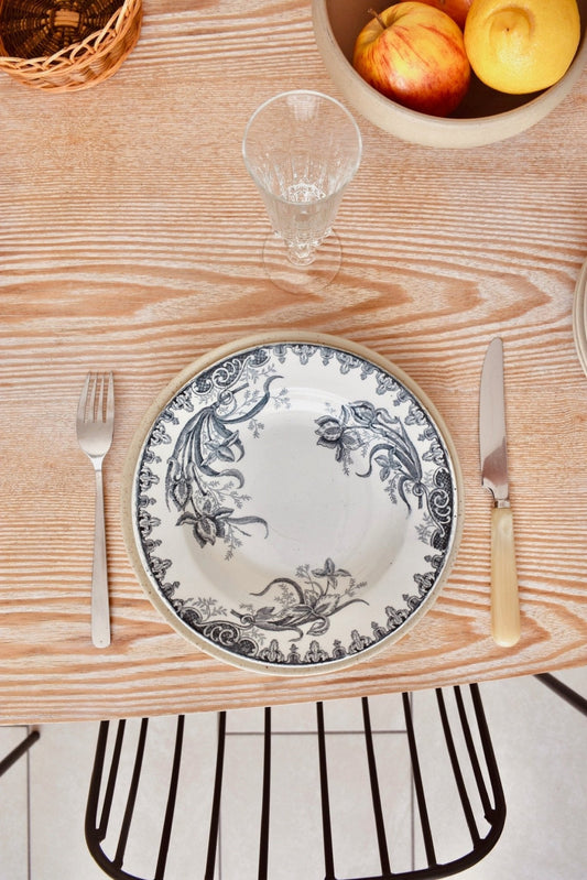 Service de 6 assiettes creuses blanches à fleurs noires « IRIS » - La Recyclerie LS
