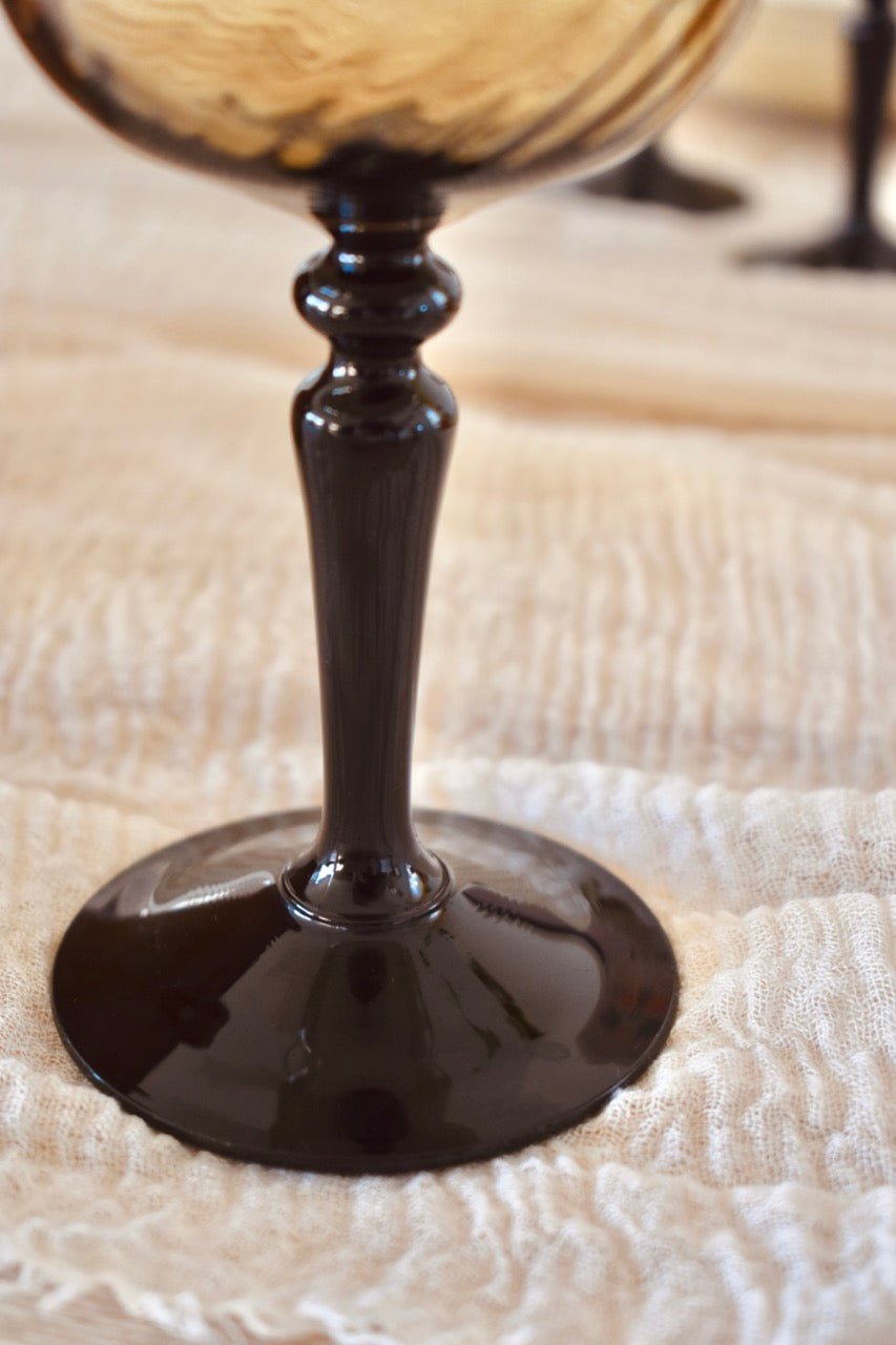 Verre à pied à eau torsadé noir « NOIRAUDE » - La Recyclerie LS