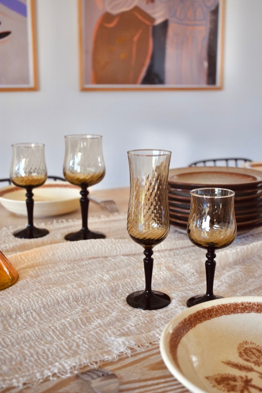 Verre à pied à eau torsadé noir « NOIRAUDE » - La Recyclerie LS